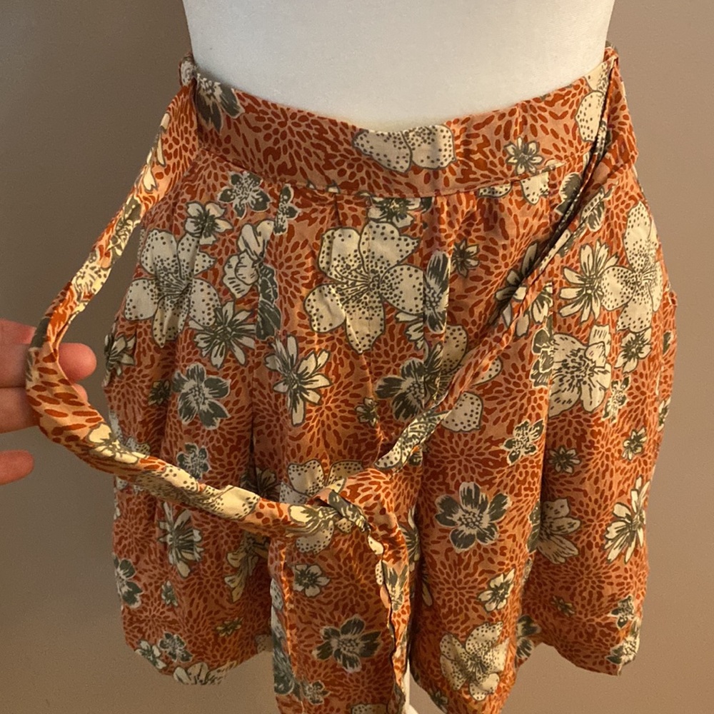 Angie Gathered Floral Shorts - Picture 5 of 10
